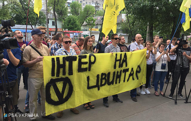 В Киеве активисты пикетируют здание ТК &quot;Интер&quot;